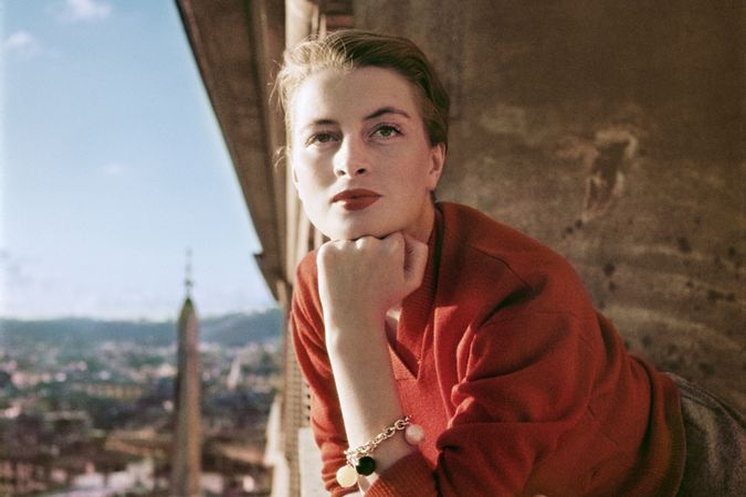 Französisches Model und Schauspielerin auf dem Balkon.