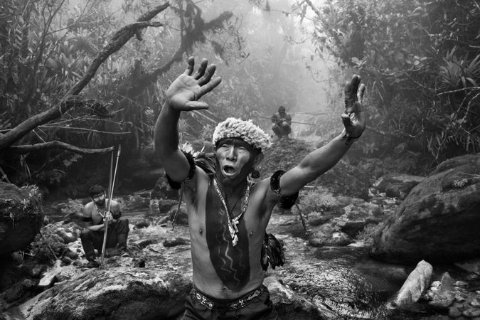 Der Schamane der Yanomami unterhält sich vor dem Aufstieg zum Berg Pico da Neblina mit den Geistern. Bundesstaat Amazonas, Brasilien