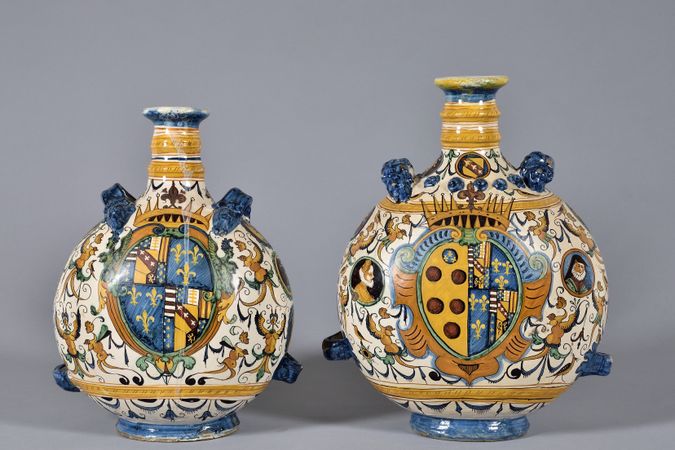 Zwei Flaschen „Groteske auf weißem Grund“ mit dem Wappen der Medici-Lothringen