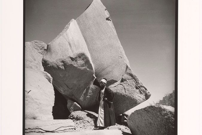Égyptien au pied d'un rocher