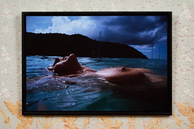 Valérie Flottant dans la mer