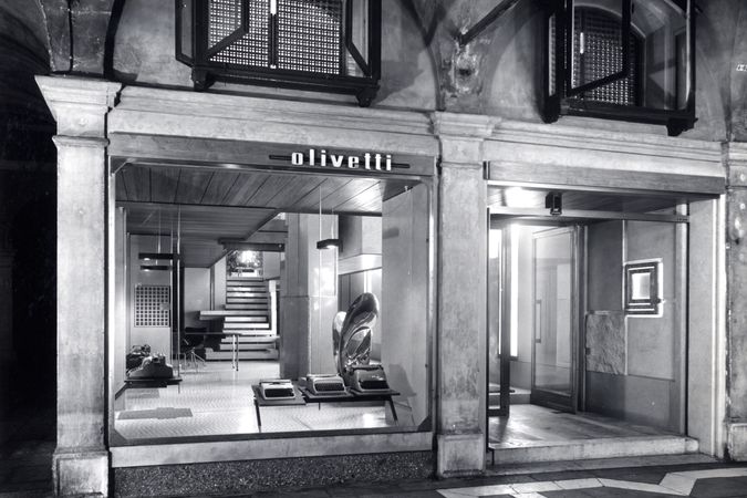 Einrichtung des Olivetti-Ladens auf dem Markusplatz