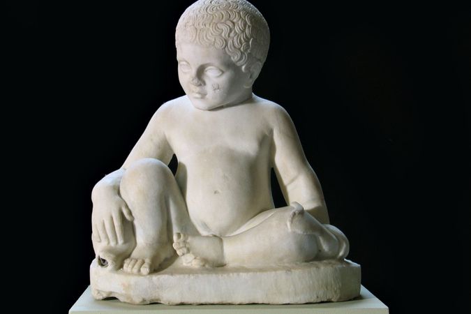 Figura de jardín con putto