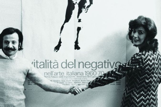 Achille Bonito Oliva et Graziella Lonardi Bontempo avec l'affiche de l'exposition Vitality in Italian art