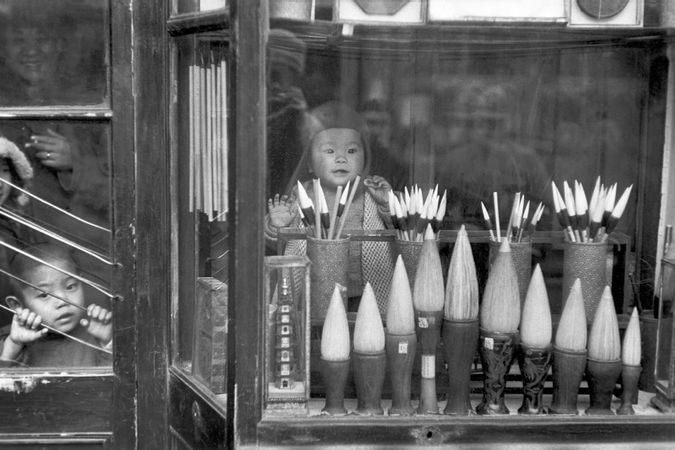 A Lui Chi Chang, la rue des antiquaires, la vitrine d'un vendeur de pinceaux.