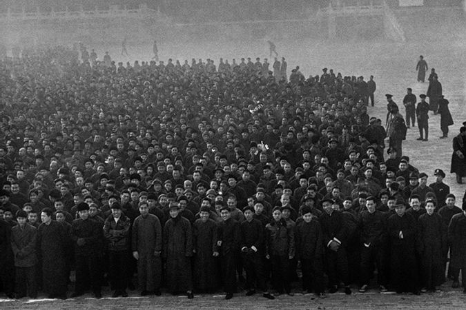 Dans la Cité Interdite, dix mille recrues font la queue pour former une nouvelle armée nationaliste.
