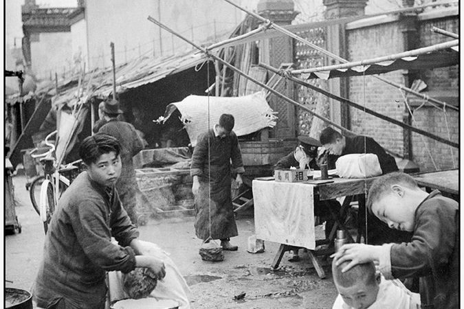 En période de panique et d'évasions, shampoing et coupe de cheveux dans la rue.