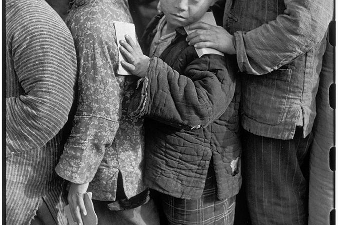 China Welfare, l'association caritative de Madame Sun Yat-sen : des enfants attendent la distribution de riz.