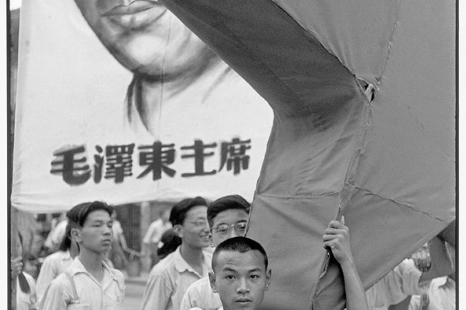 Défilé d'étudiants, avec un portrait de Mao Zedong et l'étoile rouge.