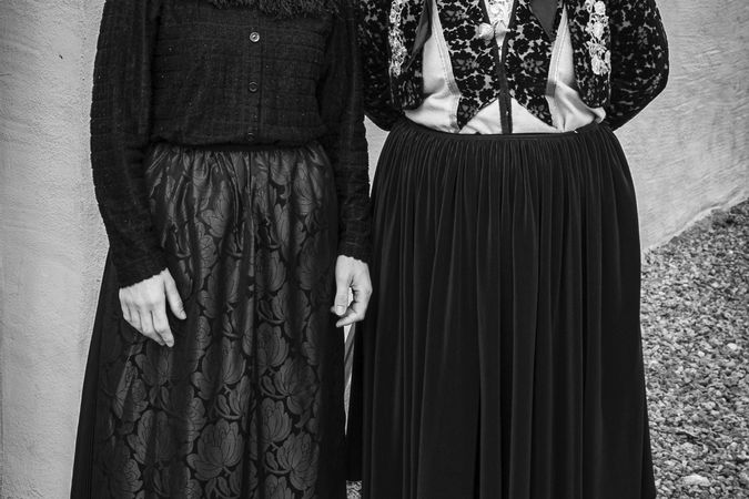 Lulesi-Mädchen in alten traditionellen Kleidern