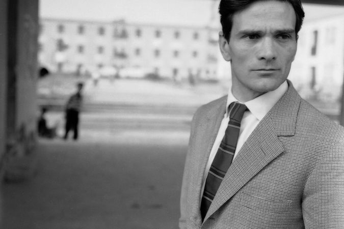 Pasolini en arrière-plan des bâtiments de la commune