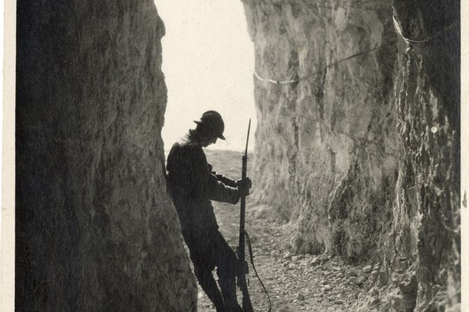 Centinela a la entrada de un túnel