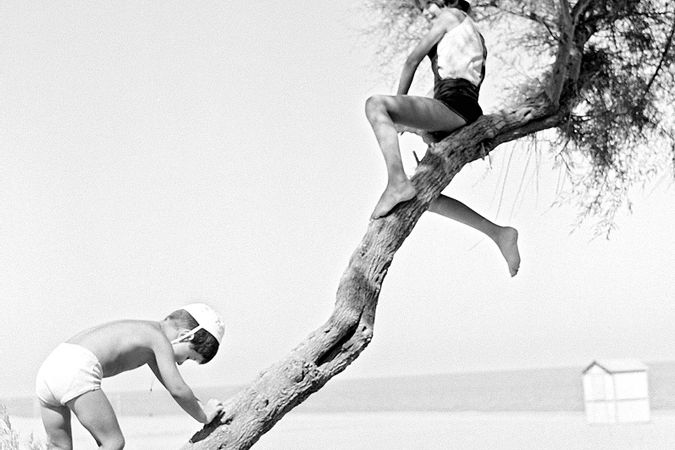 niños en el mar