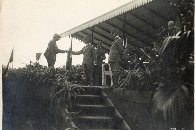 Vittorio Emanuele III, General Díaz y Duque de Aosta entrega de los oficiales