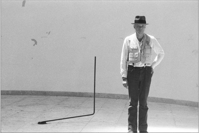 Der deutsche Bildhauer Josef Beuys mit der Arbeit Straßenbahnhaltestelle