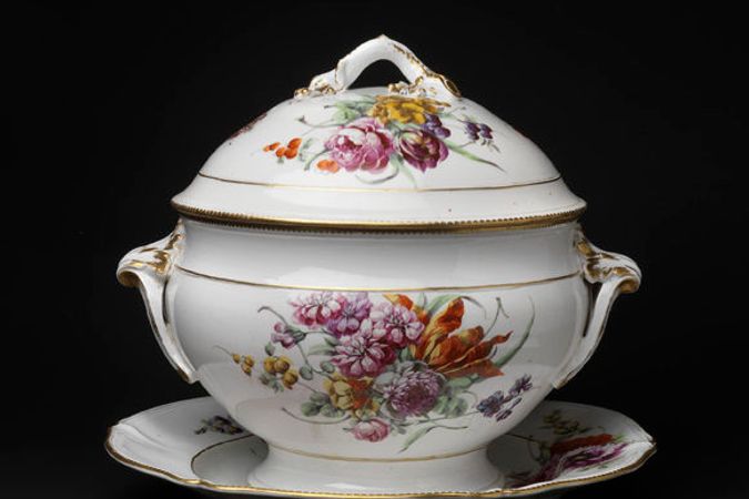 Tureen with plate