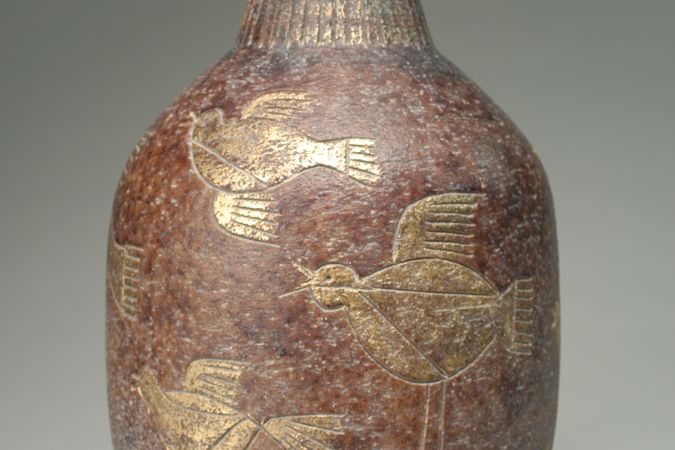 Pie de lámpara con pájaros grabados y rayados