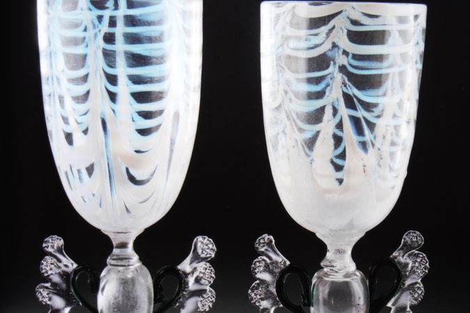 Paar Becher aus mundgeblasenem Glas