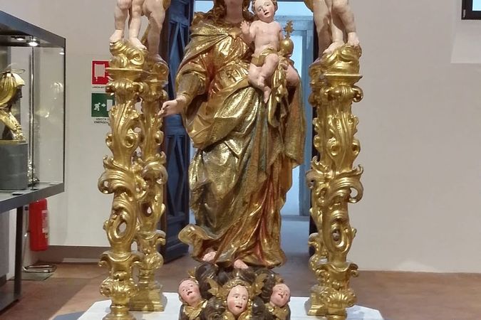 Rosenkranzmadonna und Prozessionsfall