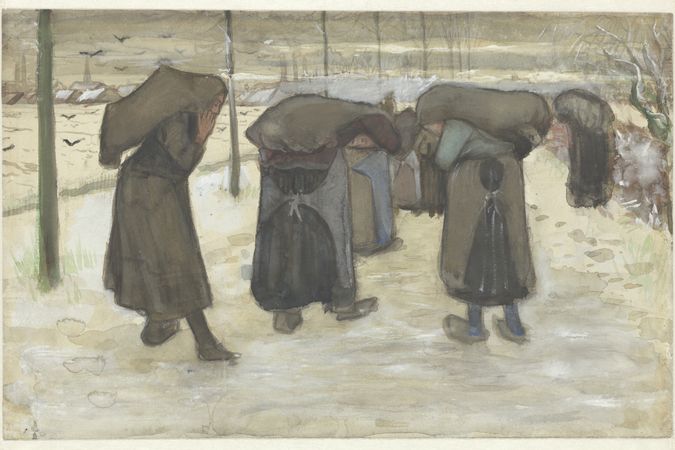 Mujeres cargando sacos de carbón en la nieve.