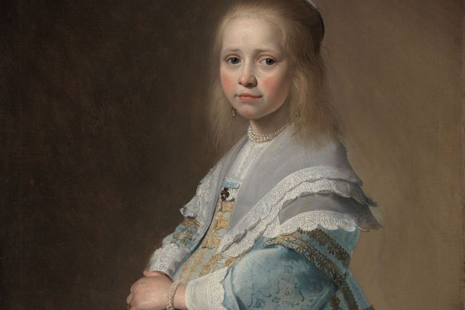 Portrait eines blau gekleideten Mädchens