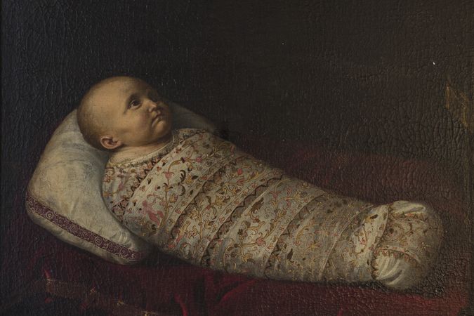 Porträt eines königlichen Kindes, eingewickelt in besticktes Tuch