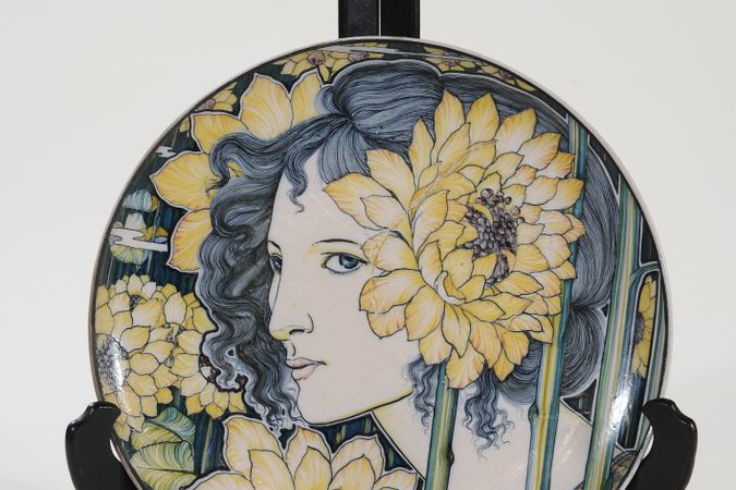 Dekorativer Teller mit Frauenkopf und Sonnenblumen