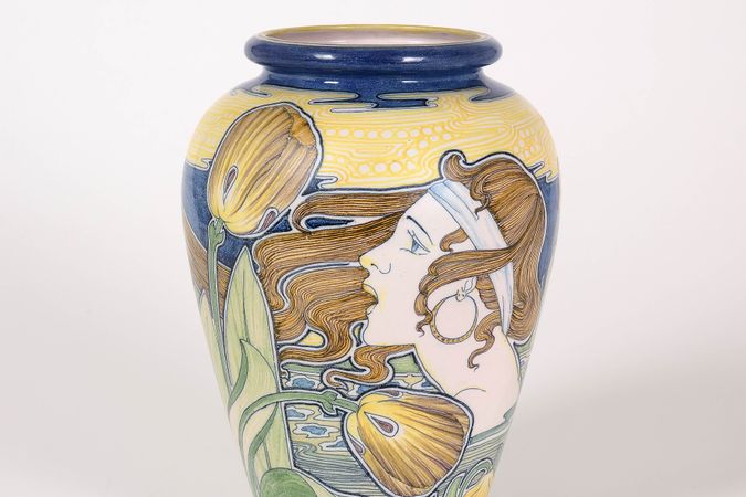 Vase mit weiblichem Profil beim Singen, mit rundem Ohrring und Tulpen