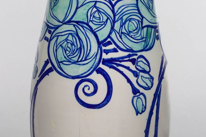 Vase mit stilisierten Rosen