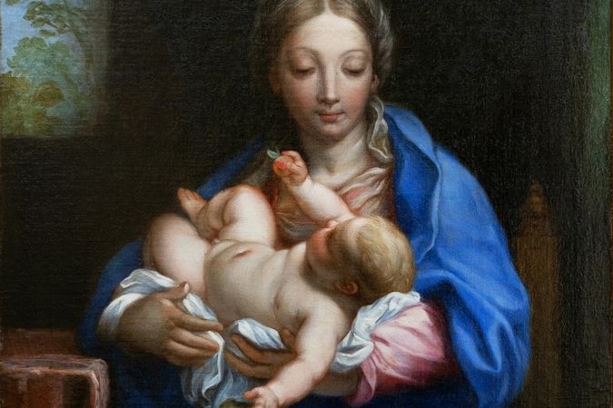 Madonna mit dem Jesuskind im Arm, das eine Frucht anbietet