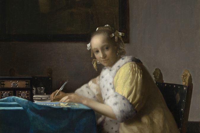 Mujer escribiendo en amarillo