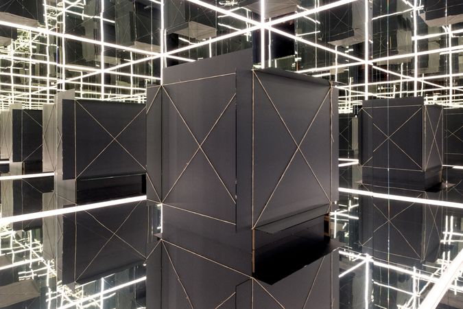 Metro cúbico de infinito en un cubo de espejo