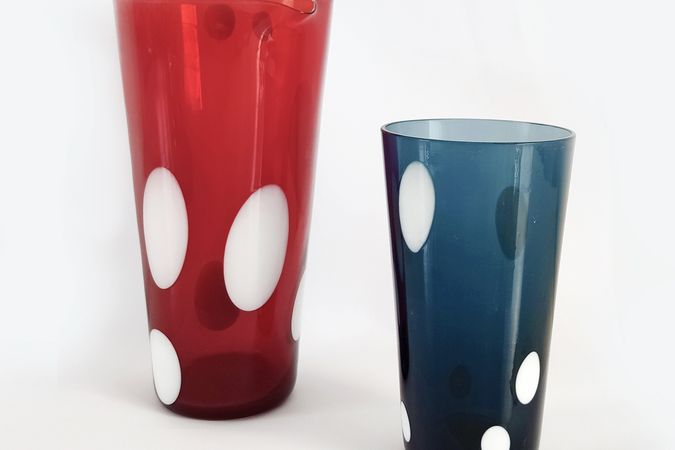 Mixer aus blauem und rotem mundgeblasenem Glas