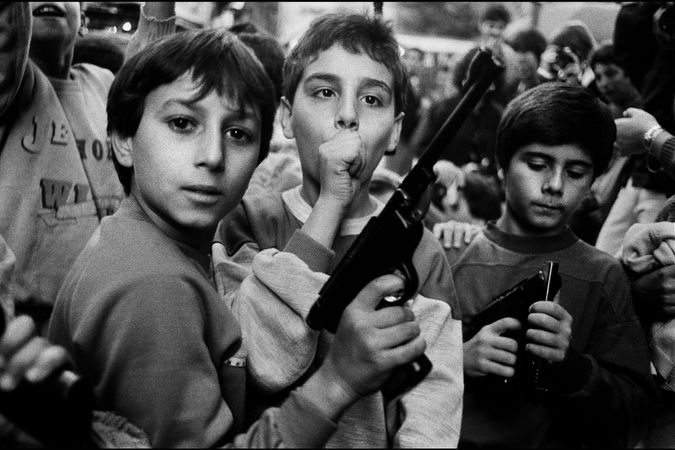 Los niños juegan con las armas que recibieron como regalo de sus padres el 2 de noviembre, Día de Muertos. palermo