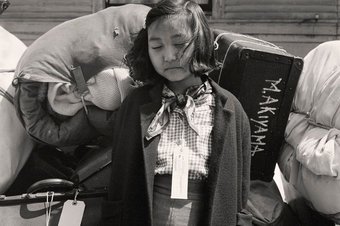 Fille Nisei avec bagages