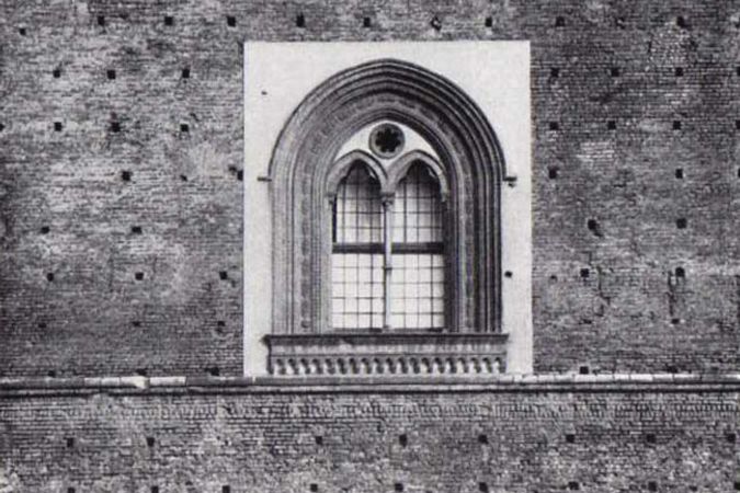 Mailand Zweibogiges Fenster des Schlosses