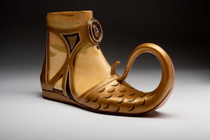 Shoe with oriental tip