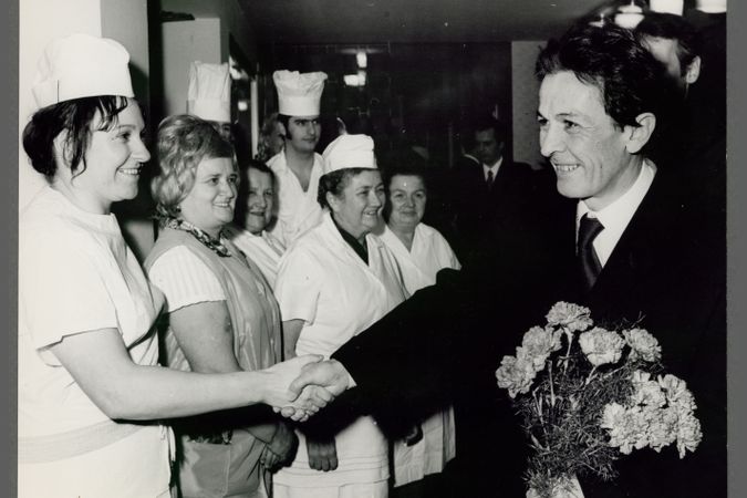 Enrico Berlinguer se reúne con unos cocineros durante su visita a la República Democrática Alemana