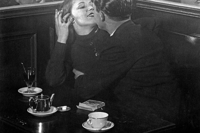 Couple d'amoureux dans un café parisien