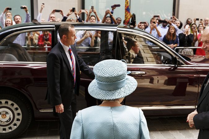 La Reine visite pour marquer le 650e anniversaire de la Worshipful Company of Drapers