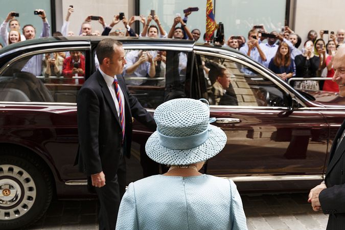 La Reina visita para conmemorar el 650 aniversario de la Venerable Compañía de Pañuelos