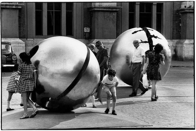 Arnaldo Pomodoro : Sculptures dans les villes