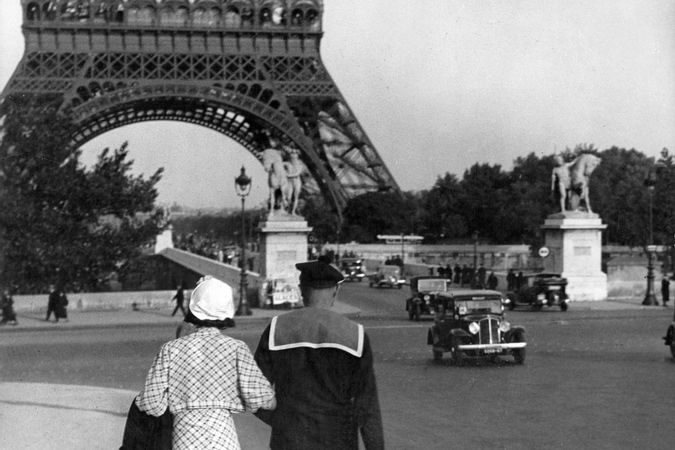 Couple with sailor, Eiffel Tower Bridge