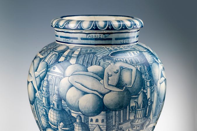 Vase mit Frauen und Architektur