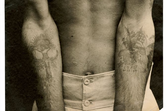 Photographie numérisée de prisonniers tatoués