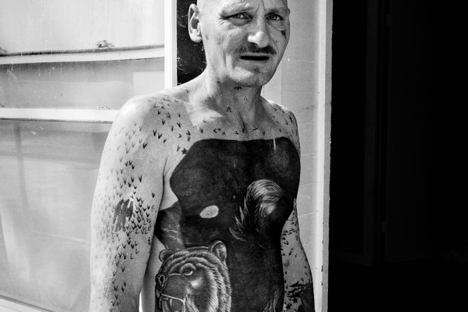 Un hombre tatuado en el noreste de Rochester