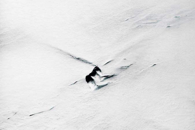 Antennen von einem NASA-P3-Flugzeug, das über die Südhalbinsel A. Antarktis fliegt