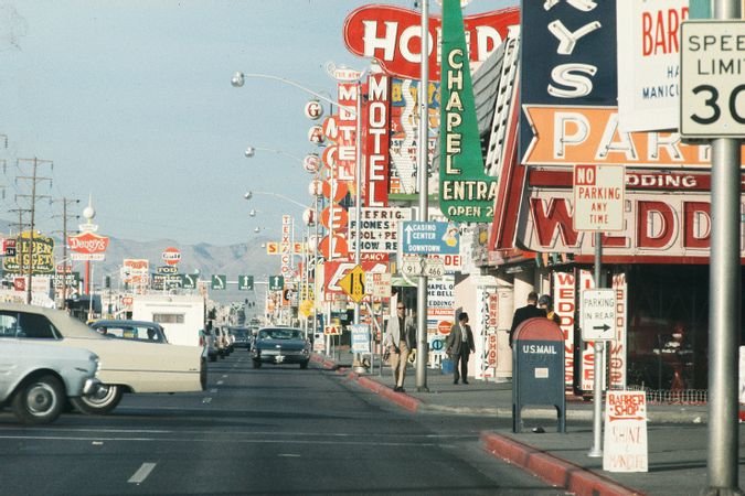 Werbeschilder auf dem Strip