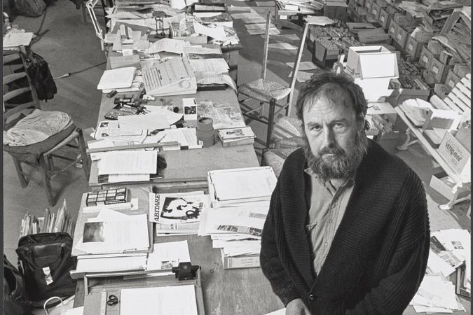 Harald Szeemann en su oficina y archivos de Pink Factory