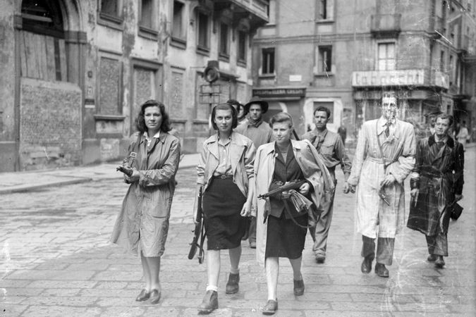 Trois filles, regroupées en groupes de partisans, sur la Piazza Brera alors qu'elles patrouillent dans la ville avec les Gappisti